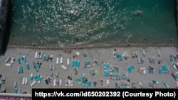 Пляж на крымском побережье, 2022 год. Иллюстрационное фото