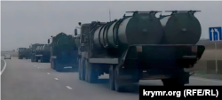 Колона російської техніки з пусковими контейнерами для ЗРК С-300 у Криму