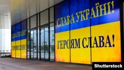 «У нас знову «прильоти». У Новомосковському районі. Три ракети зруйнували нафтобазу», – заявив голова ОДА