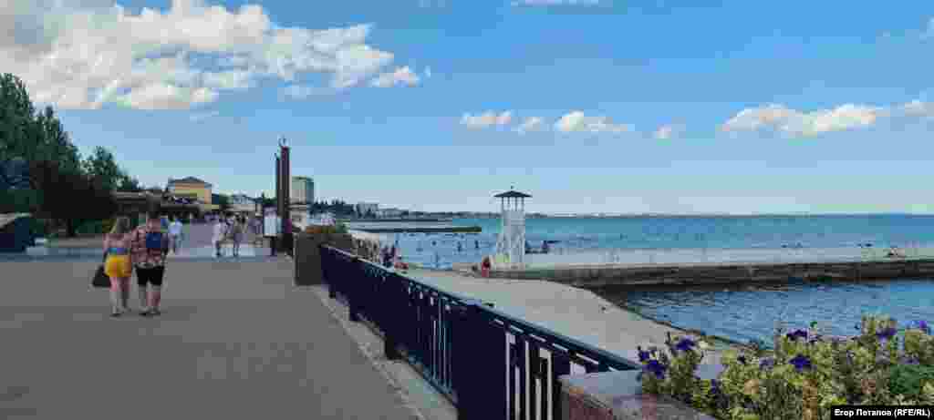 На набережній можна зустріти людей, одягнених у кольори українського прапора