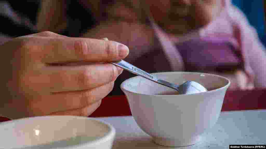 &quot;Балким мамлекеттен колдоо болгондо мен күйөөмө кайтпай өз алдынча кыздарым менен оокат кылып кетмек белем... Азыр эми үч бала менен кайда барарымды, кимден жардам сурарымды билбей. Крзистик борбордо эки ай жашайсың дешти. Эки айдан кийин кайра күйөөмө кайтып баргым келбейт&quot;.