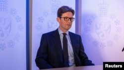 Directorul general al MI5, Ken McCallum, a declarat că furtul de informații vitale sau manipularea proceselor democratice de către state străine nu amenință securitatea doar pe termen scurt, ci „erodează fundațiile suveranității” Regatului Unit.