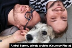 Андрэй і Аляксей разам з сабакам Вераскам, якога яны прытулілі.