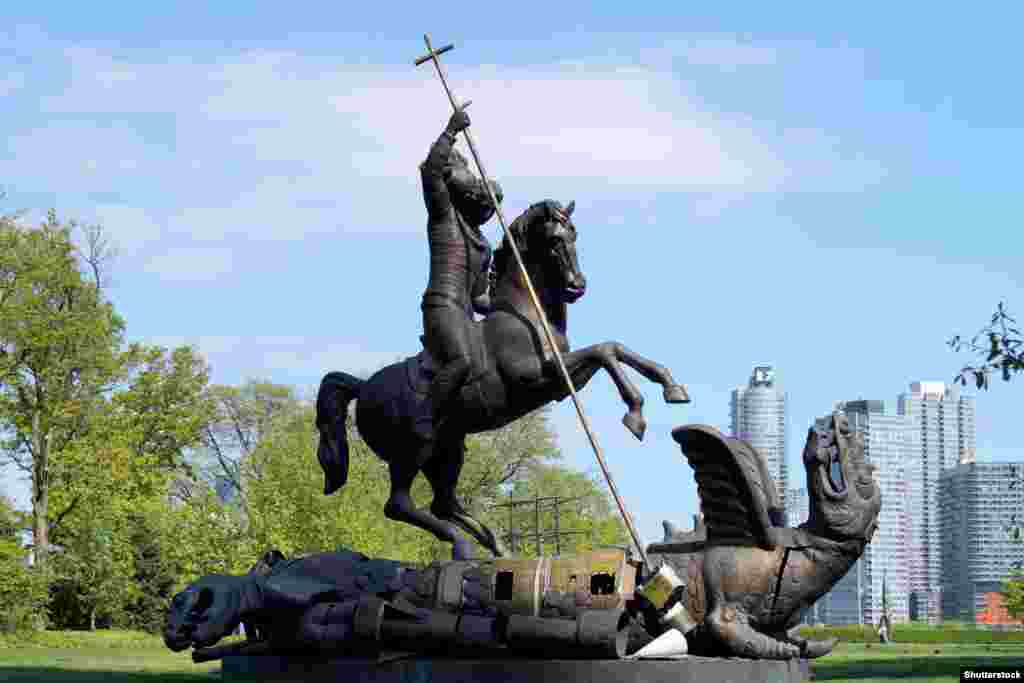 Монумент «Добро побеждает зло» у штаб-квартиры ООН в Нью-Йорке (1990).