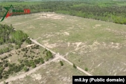 Західна, найбільша ділянка, де зараз триває будівництво військового об'єкта поблизу села Павлівка, у сюжеті «ВоенТВ» від 28 травня 2024 року. Скріншот з відео