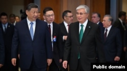 Председатель Китая Си Цзинь и президент Казахстана Касым-Жомарт Токаев (оба на переднем фоне) на саммите в Астане. 17 июня 2025 года