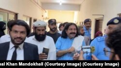 علي وزیر په اسلام اباد کې عدالت ته وړاندې کېږي - انځور له ارشیفه