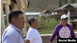 Интернетте тараган сүрөт. Халбеков оң жактан биринчи турат.