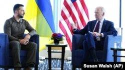 Президент України Володимир Зеленський і президент США Джо Байден (праворуч) під час зустрічі на полях саміту «Групи семи» (G7). Хіросіма, Японія, 21 травня 2023 року