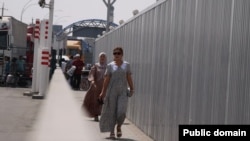 Ўзбек-қирғиз чегарасидаги «Дўстлик» / «Достук» назорат-ўтказиш пункти. Қирғизистон, Ўш, Қорасув. 18 июль, 2023 йил. 