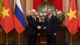 Президент России Владимир Путин и Генсек КПВ То Лам (в то время президент Вьетнама) пожимают друг другу руки в Президентском дворце в Ханое. 20 июня 2024 года.