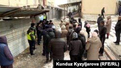 Милиция не пускает граждан в здание, в котором они проживают. 2 марта 2024 года. 