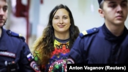 Художница Саша Скочиленко в здании суда, архивное фото