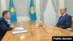 Қазақстан президенті Қасым-Жомарт Тоқаев  пен "Егемен Қазақстан" газетінің басшысы Дихан Қамзабекұлы. 