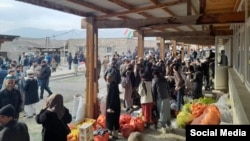 Один из приграничных рынков на таджикско-афганской границе