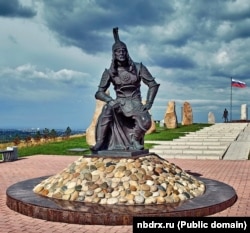 Барсбек менен Жарынакка арналган айкел