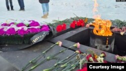 Цветы у Вечного огня на акции движения "Путь домой"