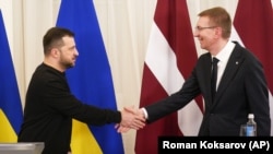 Президент Украины Владимир Зеленский (слева) и президент Латвии Эдгарс Ринкевичс