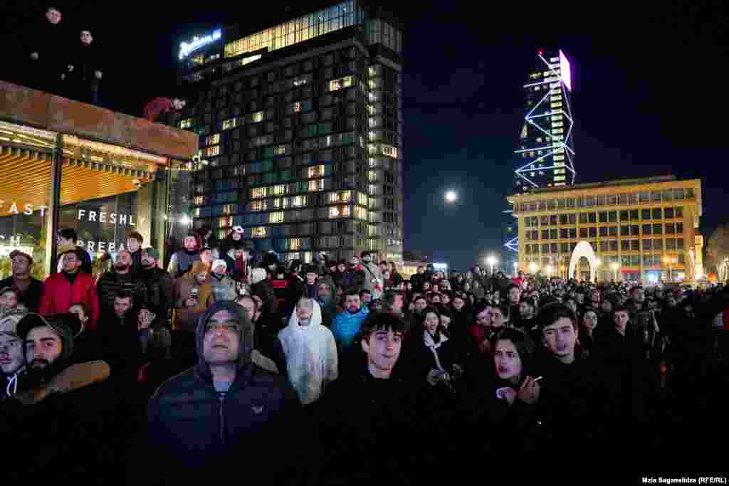 Болельщики, которые не смогли попасть на стадион, смотрели игру на больших экранах