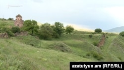 Ոսկեպարի Սուրբ Աստվածածին եկեղեցին, աջ անկյունում՝ սահմանային սյունը, մայիս, 2024թ.