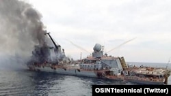 Российский крейсер «Москва» после попадания в него украинских ракет «Нептун» в Черном море