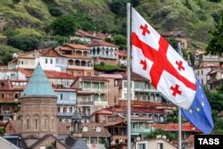 Флаги Грузии и ЕС в Тбилиси, архивная фотография