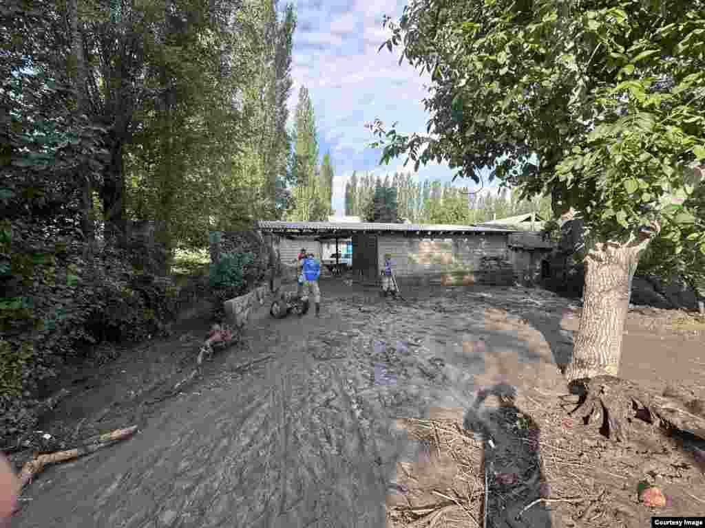 В селе Тескей-Кожоке Исановского айыльного аймака сель подтопил дворы 10-15 частных домов и образовательного учреждения.