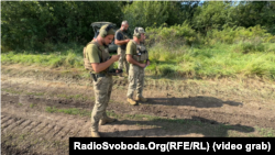 Морпіх «Шпак» керує роботою гармати М109 за вказівками оператора безпілотника, який коригує вогонь