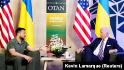 Президент Украины Владимир Зеленский (слева) и президент США Джо Байден после встречи с лидерами стран «Группы семи» во время саммита НАТО в Вильнюсе, 12 июля 2023 года
