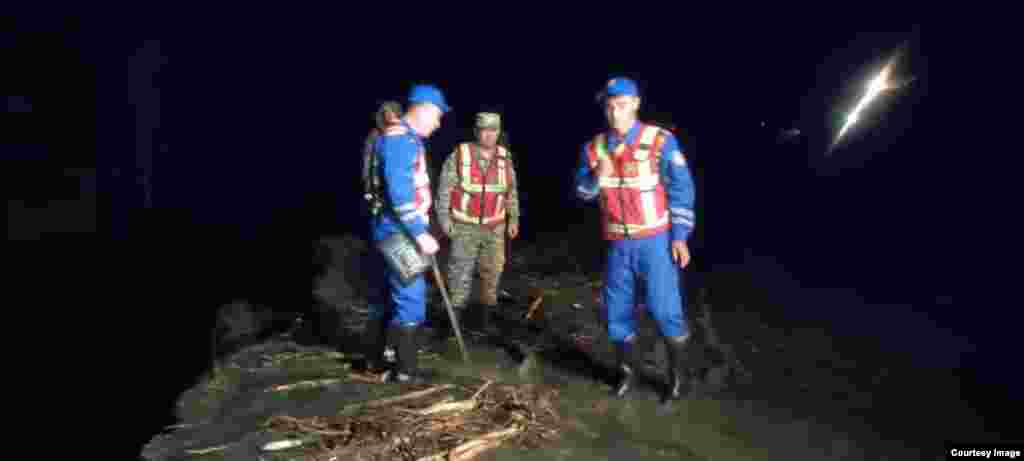 Ошондой эле 13 куткаруучу Кезарт жайлоосуна бара жатышат. Ал эми 46 куткаруучу сел болгон аймактарда издөө иштерине тартылды.