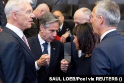 Держсекретар США Ентоні Блінкен розмовляє із міністркою закордонних справ Німеччини Анналеною Бербок, міністром закордонних справ Латвії Кріш’янісом Карінсом і генеральним секретарем НАТО Столтенберґом. Штаб-квартирі НАТО в Брюсселі, Бельгія, 29 листопада 2023 року