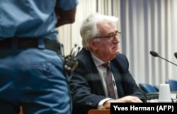 Бывший лидер боснийских сербов Радован Караджич сидит перед компьютером в зале суда Механизма международных уголовных трибуналов Организации Объединенных Наций (ММУТ) в Гааге, 24 апреля 2018 года