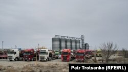 Грузовики на границе Казахстана и Китая. Фото из архива Азаттыка