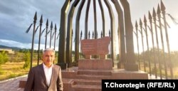 Бакыт Абдилов Каракул баатырдын 9 аялынын эстелигинин жанында. Сүмбе. 13.4.2024.