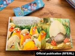 Разворот книги «Түрү суук өрдөк» («Гадкий утенок») из серии зарубежных сказок на кыргызском языке издательства «Турар».