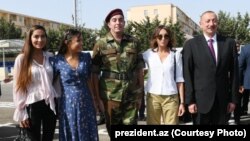 Семья Алиевых в день начала Гейдаром-младшим военной службы, октябрь 2017 года