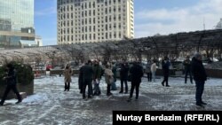 Двор одного из бизнес-центров в Алматы после землетрясение, 4 марта 2024 г.