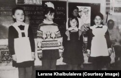 Mektep talebesi Lerane Haybullayeva (sağdan)