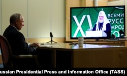 Очільник Росії Володимир Путін дистанційно бере участь у Всесвітньому російському народному соборі, слухаючи виступ патріарха РПЦ Кирила (Володимира Гундяєва). Сочі, 28 листопада 2023 року