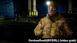 Боєць спецпідрозділу в секретній локації Головного управління розвідки Міноборони України (ГУР МОУ) розповідає журналістам про проведення операцій з морськими дронами. Архівне фото