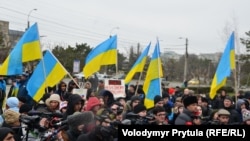 На проукраинском митинге в защиту территориальной целостности Украины у памятника Тарасу Шевченко в Симферополе. Крым, 10 марта 2014 г.