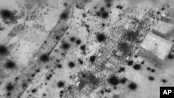 Газа шаарына гуманитардык жардам жүктөп келген машинелерди кишилер курчап турат