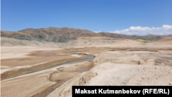 Обмелевшее Кировское водохранилище в Таласской области, август 2023 г.
