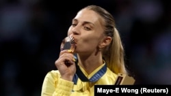 Рідне місто Харлан – Миколаїв. Він часто потрапляє під обстріли російської армії. Спортсменка постійно інформує про російські злочині в Україні