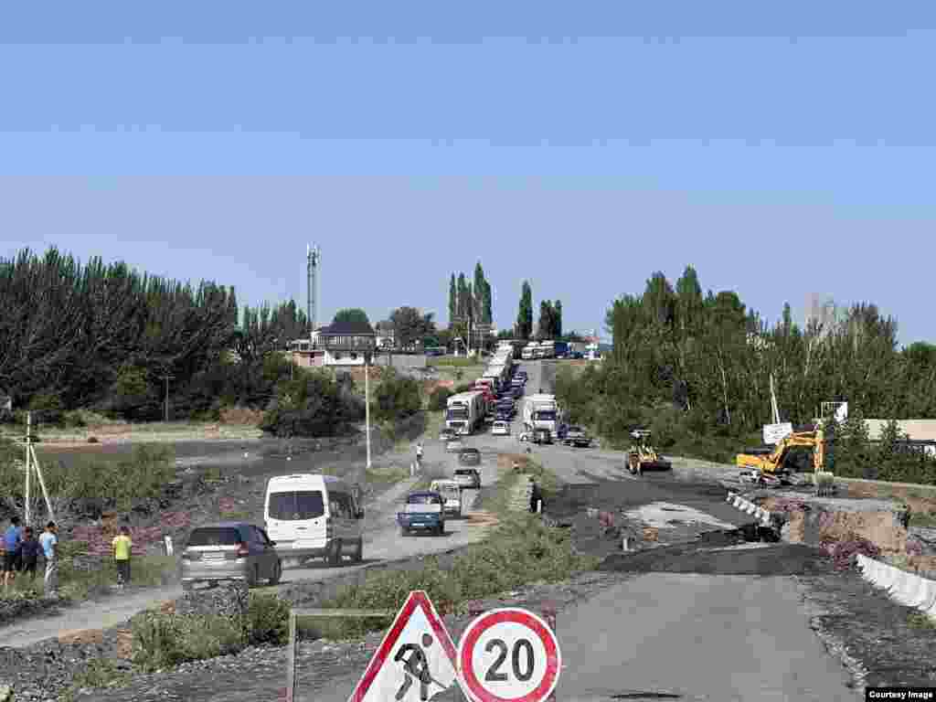 Помимо этого, сошедший в селе Алашан айыльного аймака Кок-Жар селевой поток затопил мост Найман на 65 километре автотрассы Ош-Баткен-Раззаков.&nbsp;В итоге дорога была перекрыта, с двух сторон в ожидании проезда застряли сотни авто.