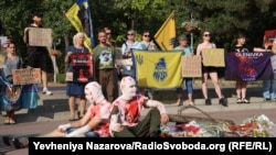 Протестующие в годовщину гибели украинских военнопленных в колонии в Еленевке, Запорожье, июль 2024 года