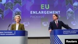 Președinta CE Ursula von der Leyen și comisarul UE Oliver Varhelyi într-o imagine din noiembrie 2023. 