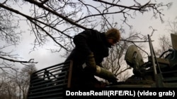 Танкісти відстрілялись і завантажують снаряди у свій Т-64 – їм незабаром у бій