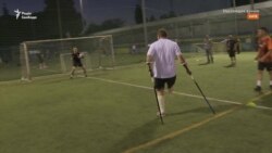 «Із кожним тренуванням нашим героям стає все легше»: як українські військові з ампутаціями навчаються грати у футбол (відео)