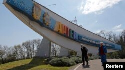 Стела на въезде в лагерь «Артек», апрель 2014 года